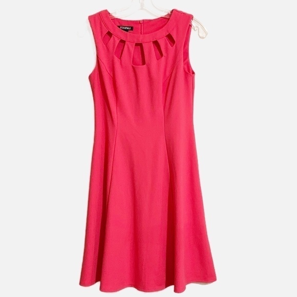 Roz & Ali Dresses & Skirts - Roz & Ali Sleeveless Cut out Crew Neck Coral Midi Dress. Size 2